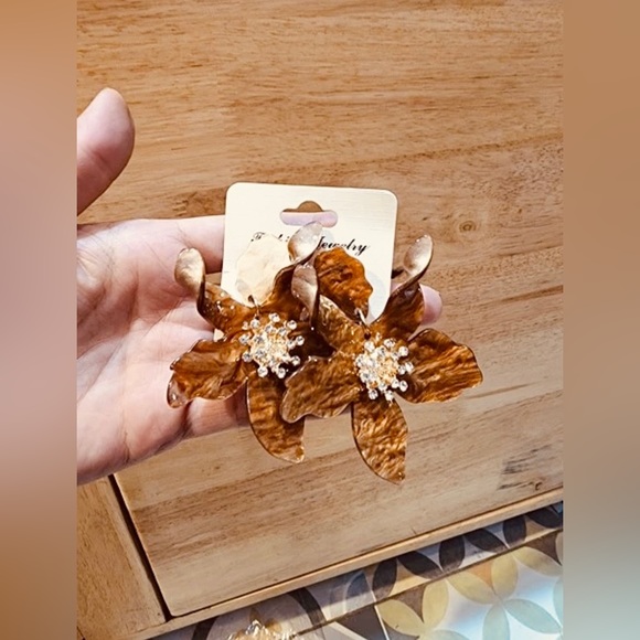 🤎🍂 Bronze Acrylic Resin Flower Earrings 🍂🤎 Brand New in Packet - Picture 5 of 12